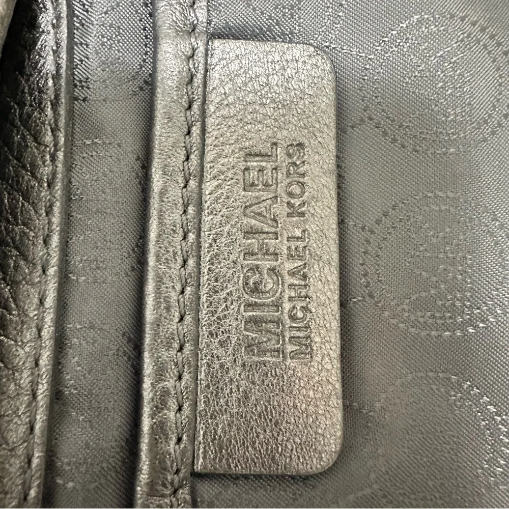 Michael Kors E-1212 Bucket Tote Metallic Silver Purse Crossbody 2 Way Purse GUC